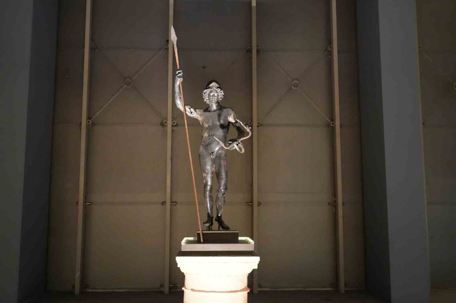 Zeugma Mozaik Müzesi’nde yoğun ilgi gören Mars heykelinin önü genişletildi
