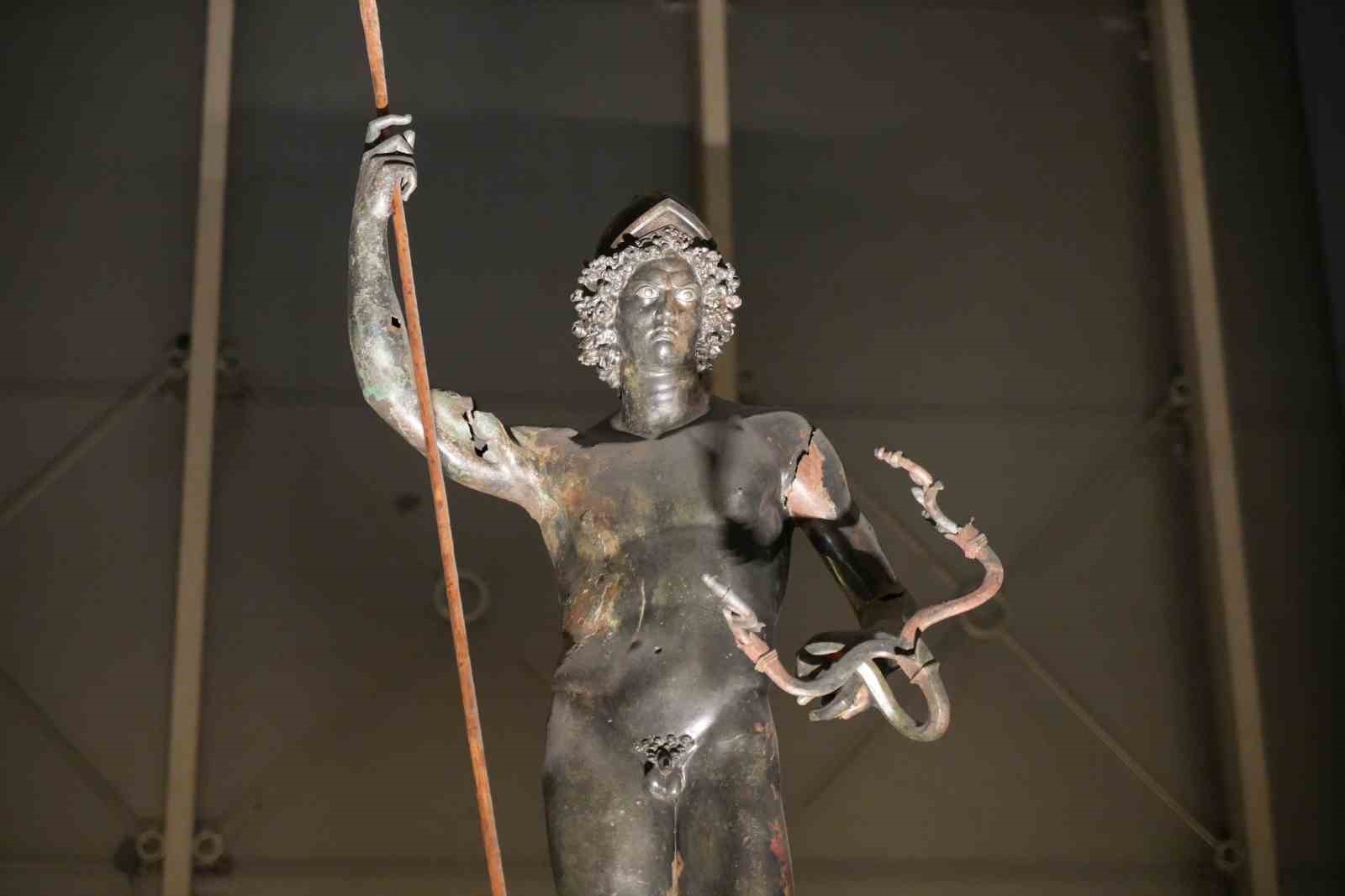 Zeugma Mozaik Müzesi’nde yoğun ilgi gören Mars heykelinin önü genişletildi
