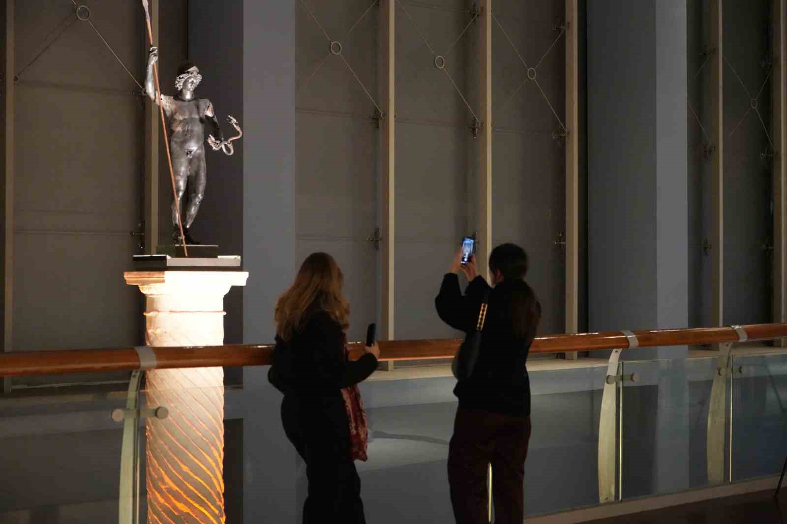 Zeugma Mozaik Müzesi’nde yoğun ilgi gören Mars heykelinin önü genişletildi
