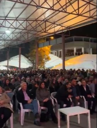 Zeybek oynamak için sahneye çıkan belediye başkanı saniyelerle kurtuldu... Sahnenin çökme anı kamerada
