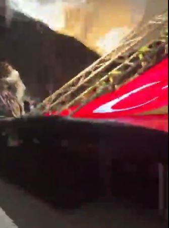 Zeybek oynamak için sahneye çıkan belediye başkanı saniyelerle kurtuldu... Sahnenin çökme anı kamerada
