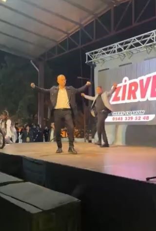 Zeybek oynamak için sahneye çıkan belediye başkanı saniyelerle kurtuldu... Sahnenin çökme anı kamerada
