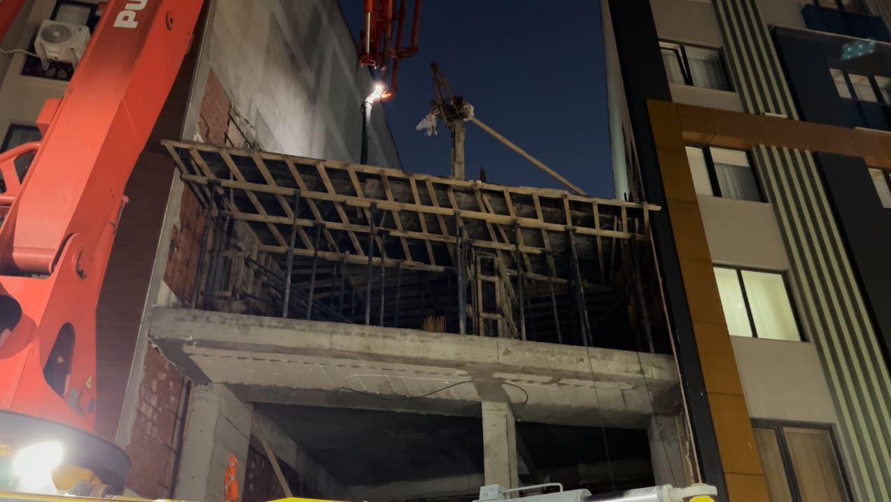 Zeytinburnu’nda beton dökme çalışması sırasında yan binanın duvarı çöktü
