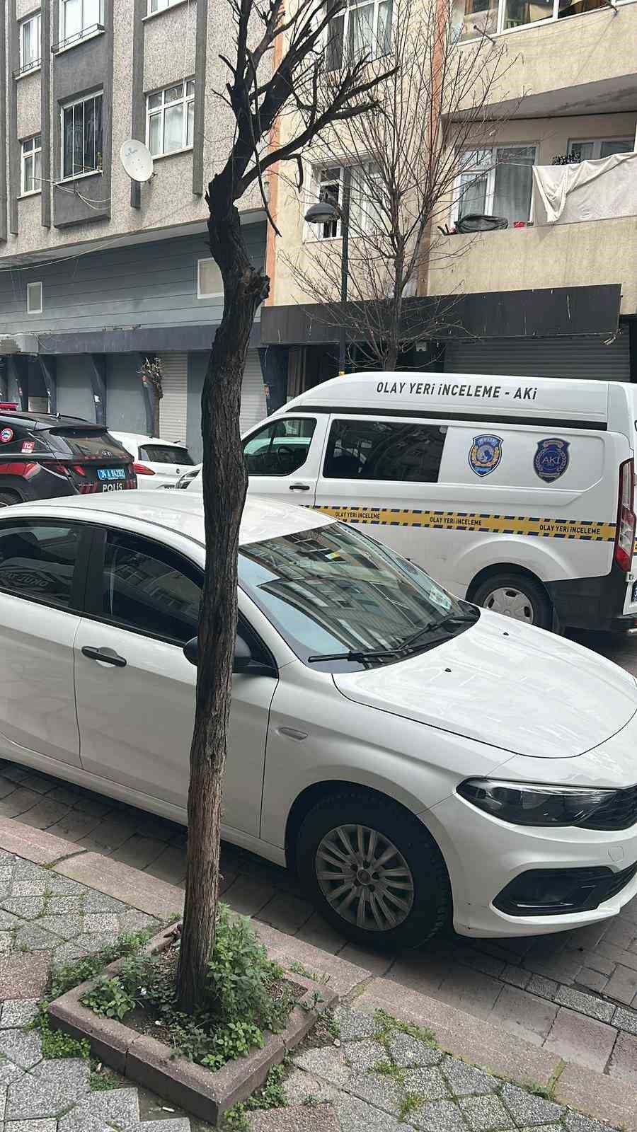 Zeytinburnu’nda bina yıkımı sırasında kopan parça çocuğun kafasına düştü: 1 ölü
Zeytinburnu’nda bina yıkımı sırasında kopan parça çocuğun kafasına düştü: 1 ölü