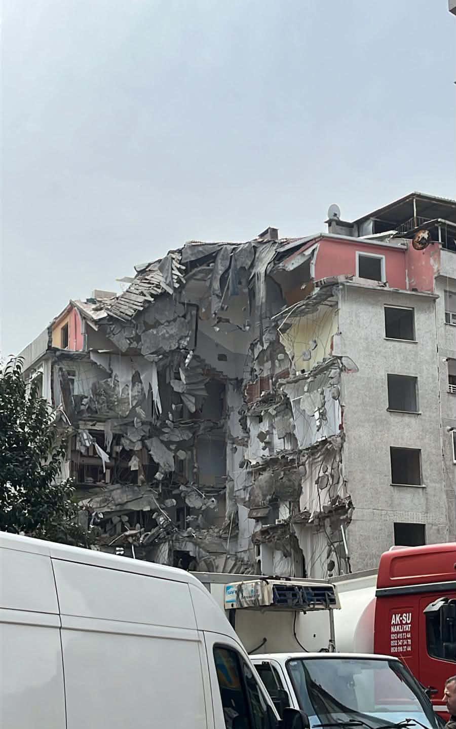 Zeytinburnu’nda bina yıkımı sırasında kopan parça çocuğun kafasına düştü: 1 ölü
Zeytinburnu’nda bina yıkımı sırasında kopan parça çocuğun kafasına düştü: 1 ölü