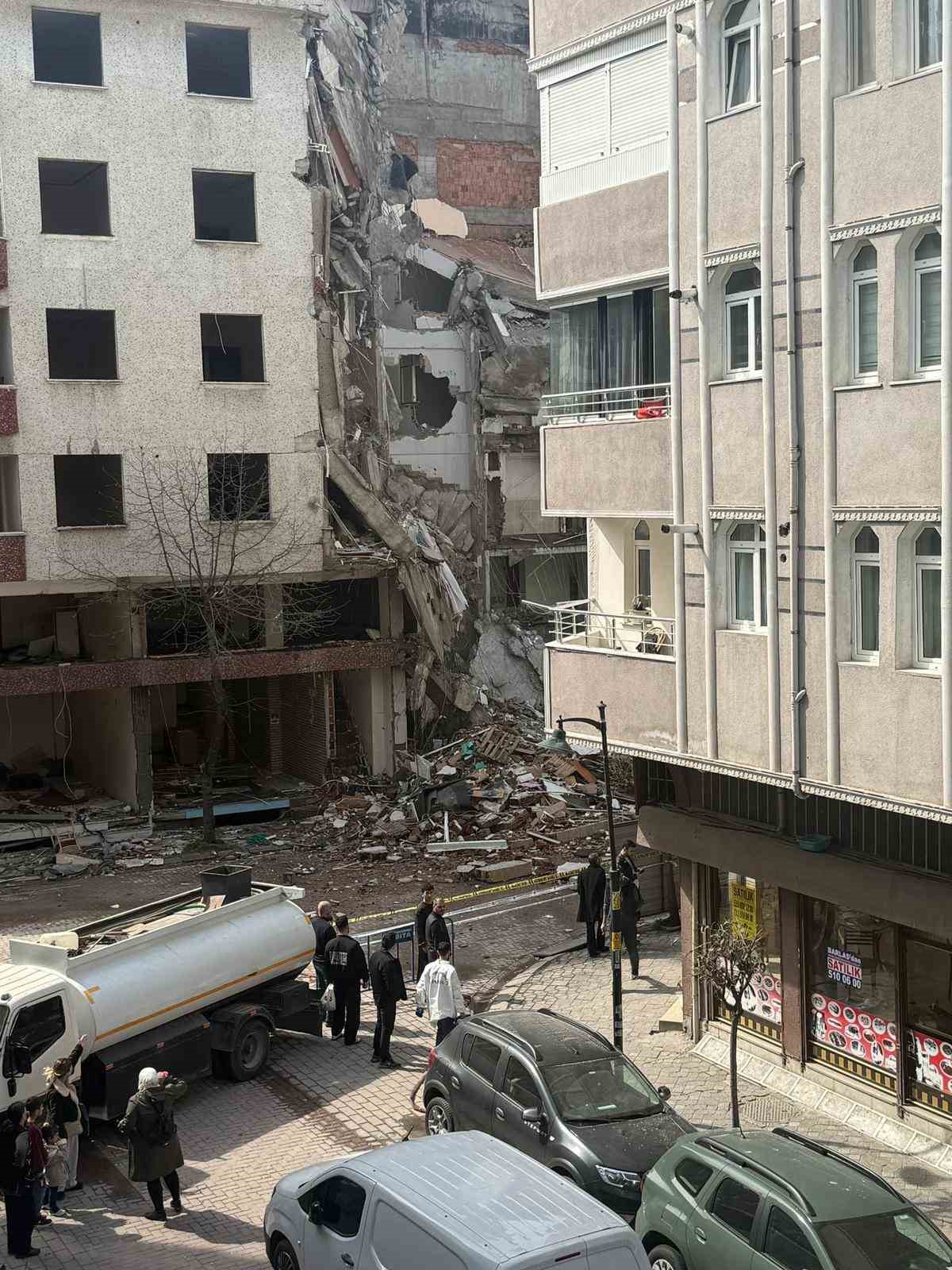 Zeytinburnu’nda bina yıkımı sırasında kopan parça çocuğun kafasına düştü: 1 ölü
Zeytinburnu’nda bina yıkımı sırasında kopan parça çocuğun kafasına düştü: 1 ölü