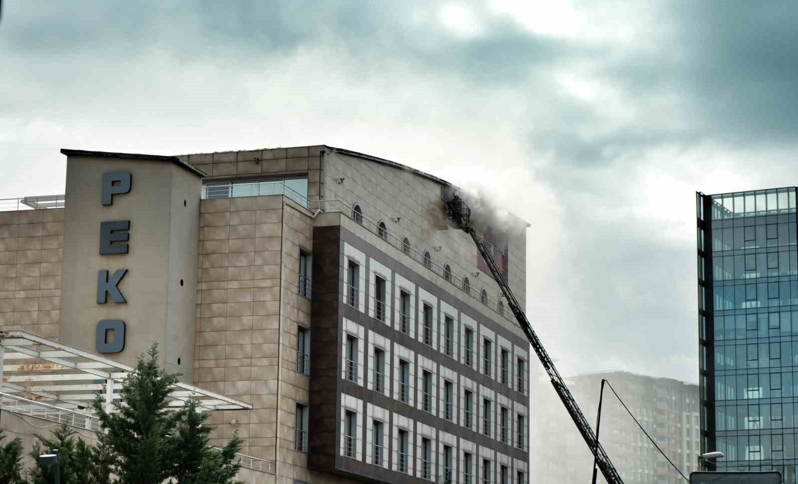 Zeytinburnu’nda bulunan polisevinin çatısında bilinmeyen bir nedenle yangın çıktı. Olay yerine çok sayıda itfaiye ekibi sevk edildi, ekiplerin söndürme çalışması sürüyor.
