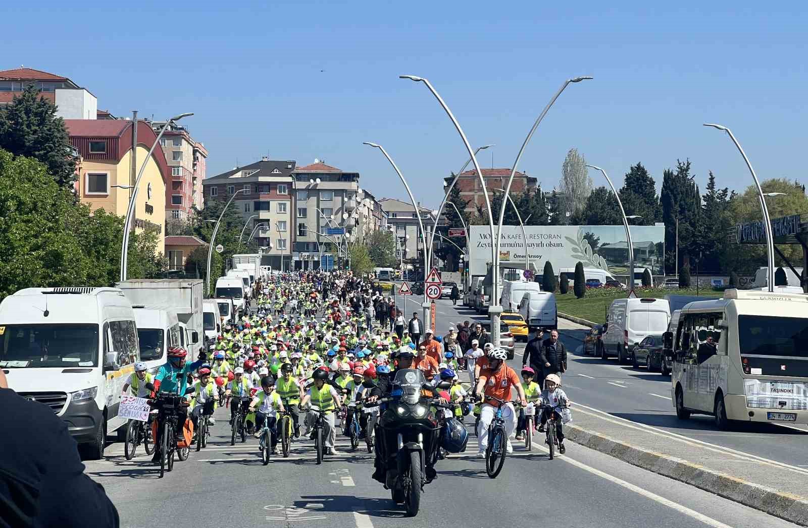 Zeytinburnu’nda "Mektepten Meclise Pedal" bisiklet turu renkli görüntülere sahne oldu
