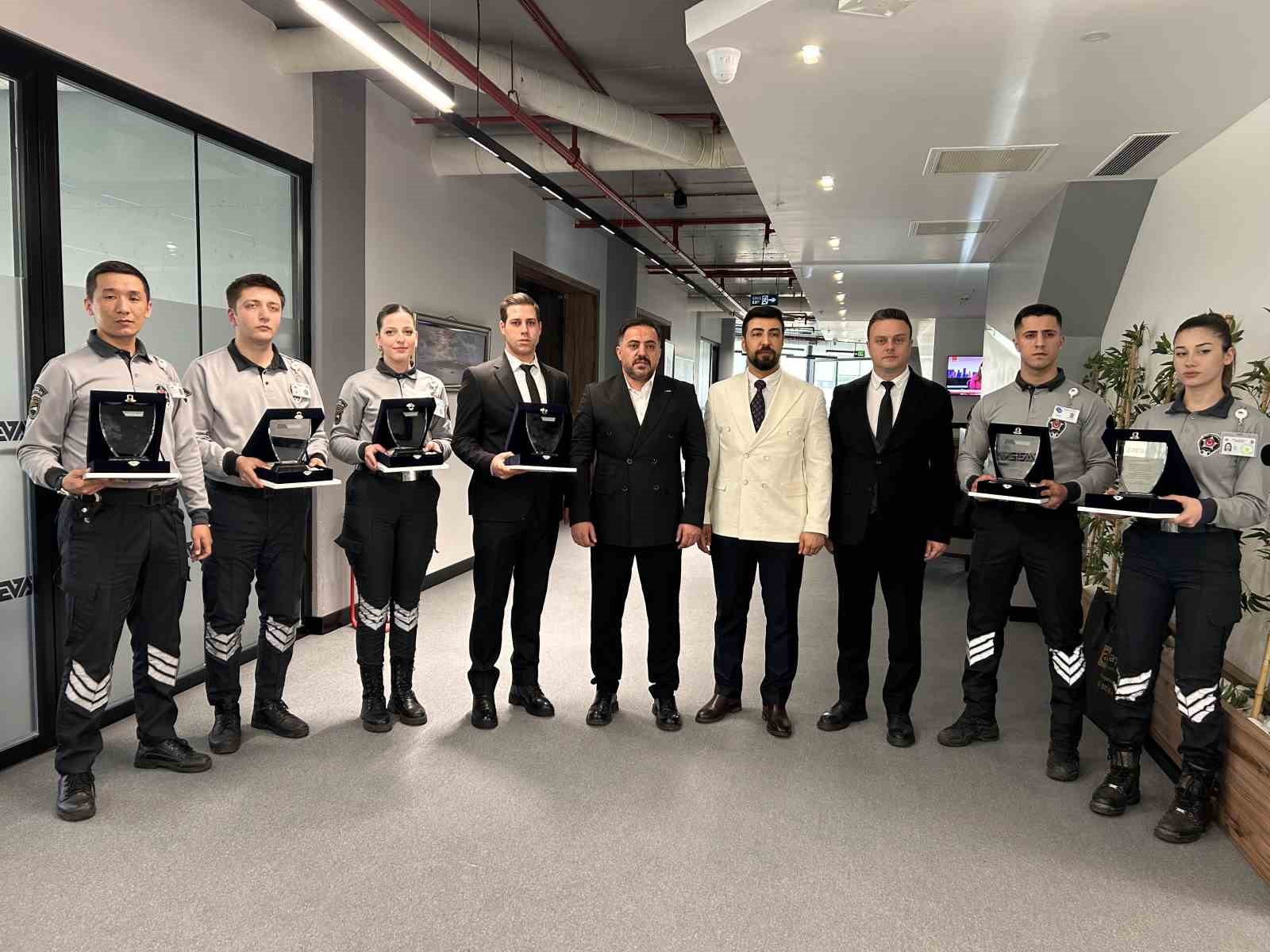 Zeytinburnu’ndaki lüks siteye getirilen kargo paketinin bomba gibi patladığı anların görüntüleri çıktı
