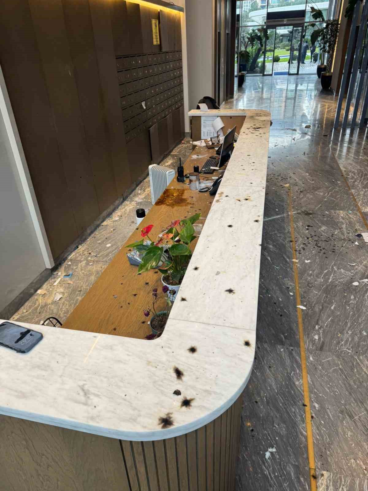 Zeytinburnu’ndaki lüks siteye getirilen kargo paketinin bomba gibi patladığı anların görüntüleri çıktı
