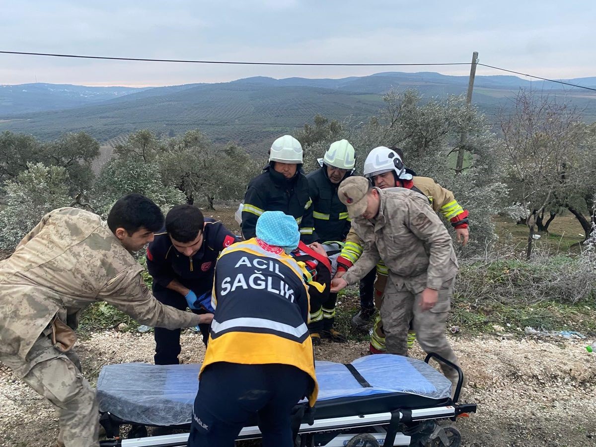 Zeytinliğe uçan otomobilin sürücüsü yaralandı
