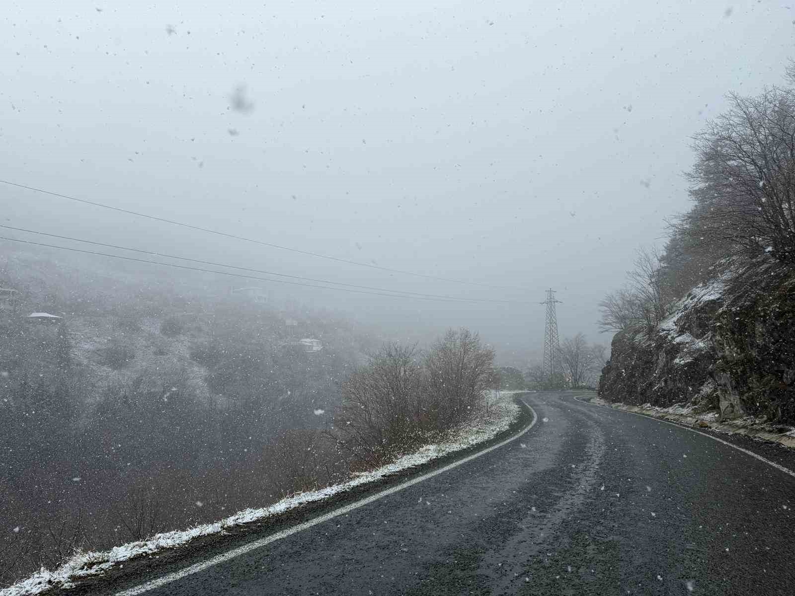 Zigana Dağı’nın yüksek kesimlerinde Nisan ayının ortasında lapa lapa kar süprizi
