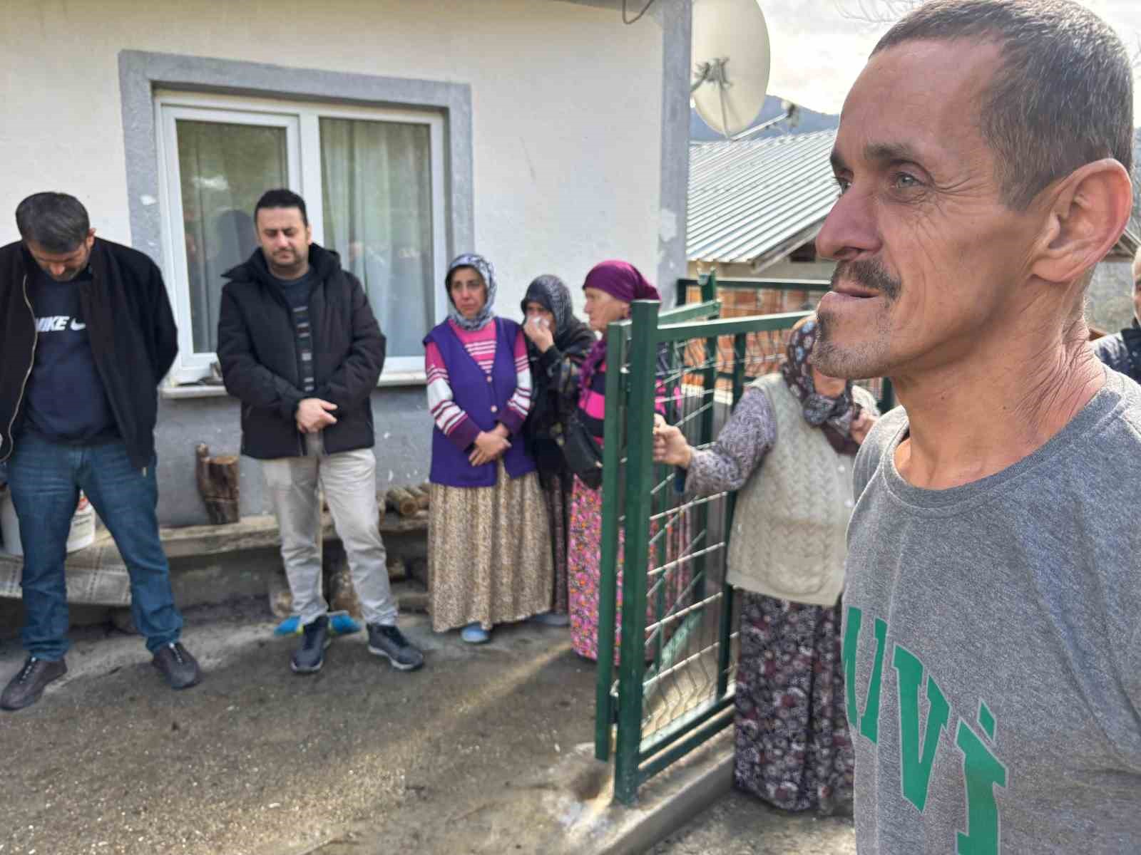 Zihinsel engelli anne ve 2 oğlu ortada kaldı
Zihinsel engelli anne ve 2 oğlu ortada kaldı