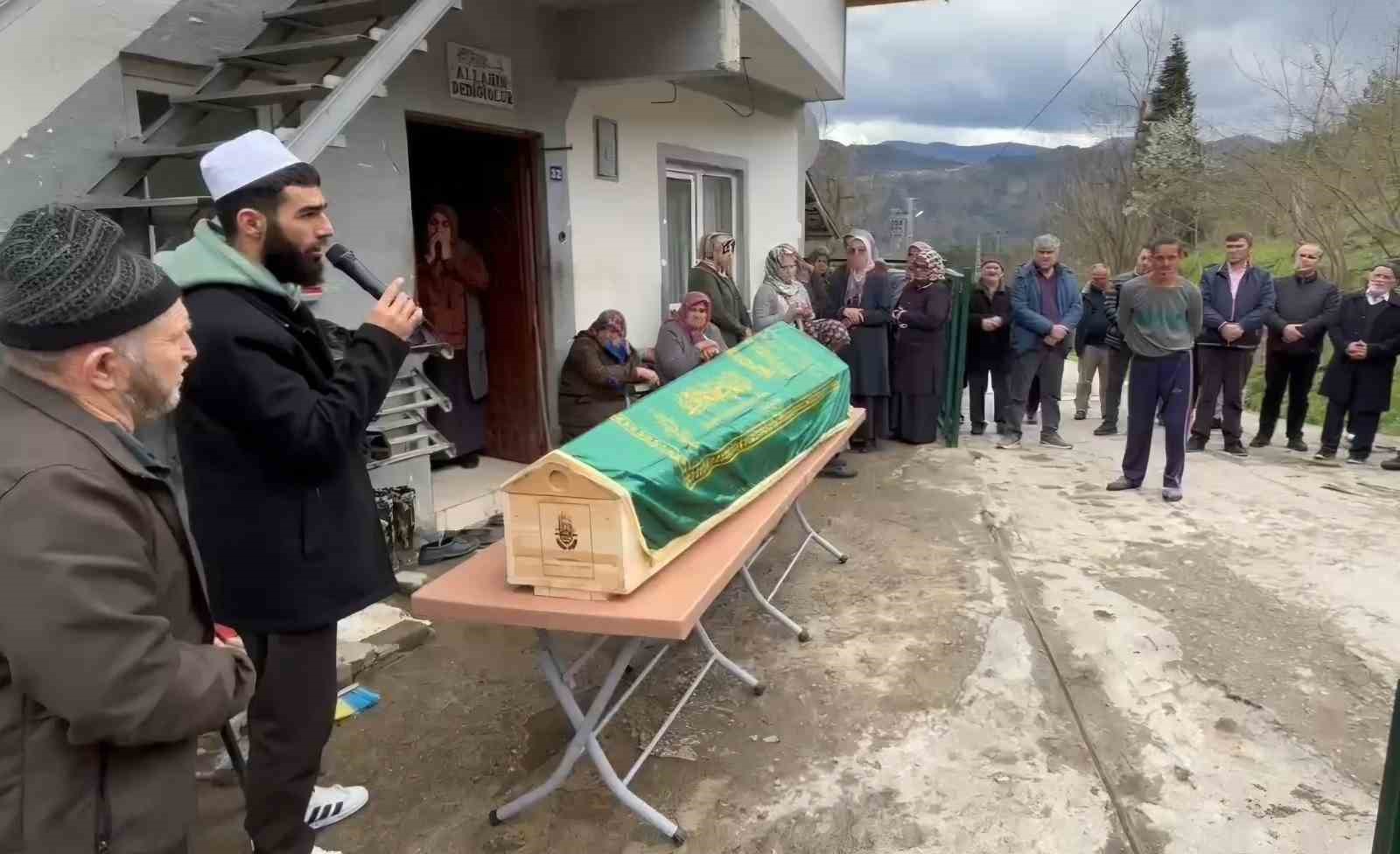 Zihinsel engelli anne ve 2 oğlu ortada kaldı
Zihinsel engelli anne ve 2 oğlu ortada kaldı