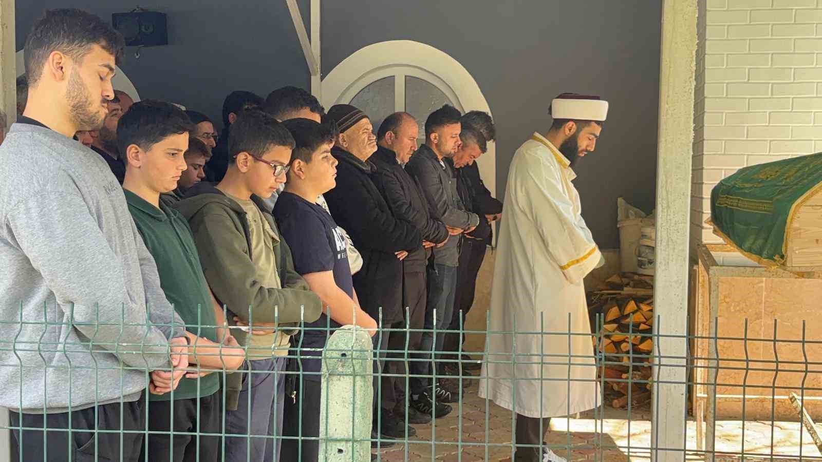 Zihinsel engelli anne ve 2 oğlu ortada kaldı
Zihinsel engelli anne ve 2 oğlu ortada kaldı