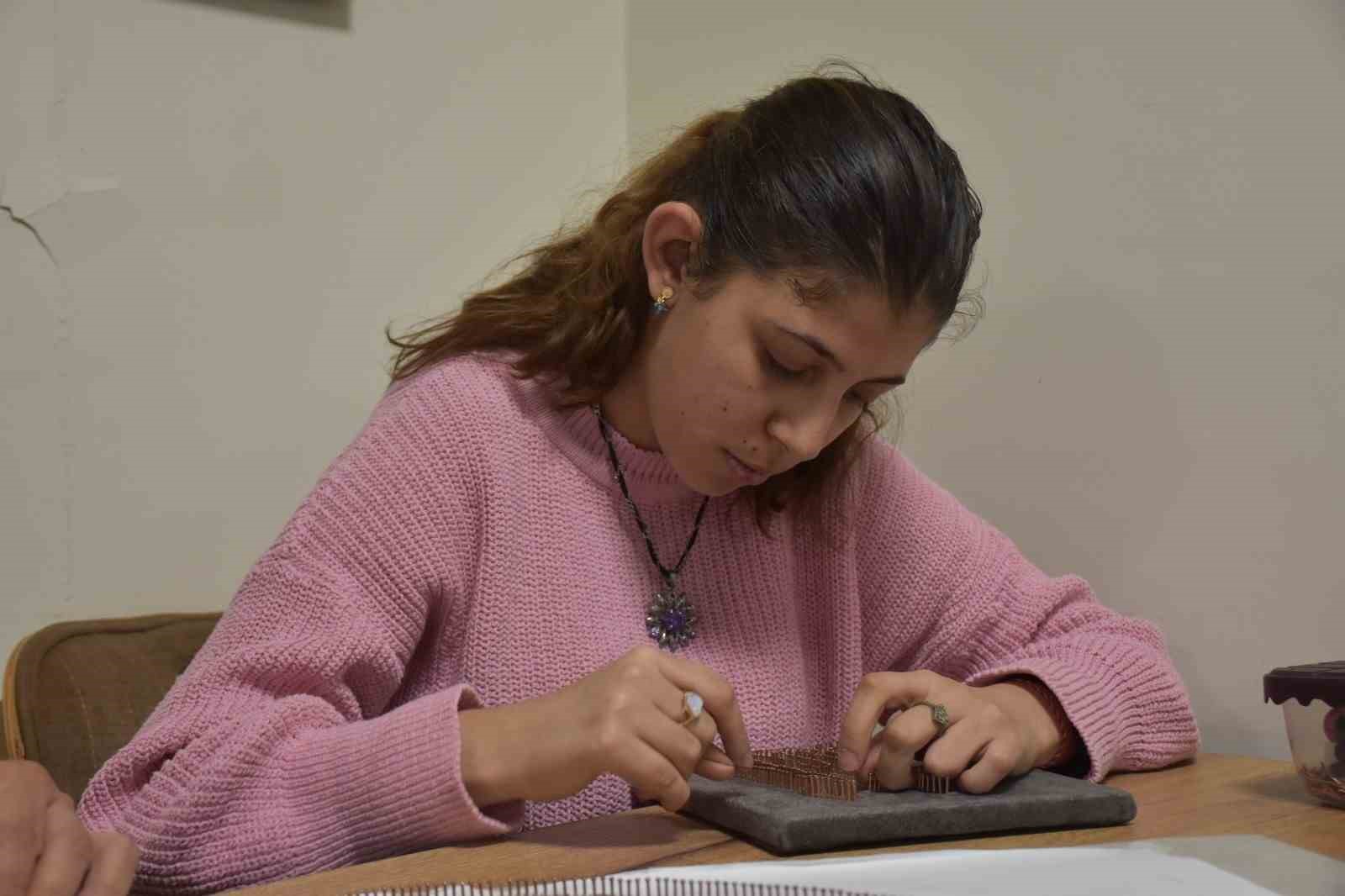 Zihinsel engelli Beyza filografi sanatıyla hayata tutunuyor
