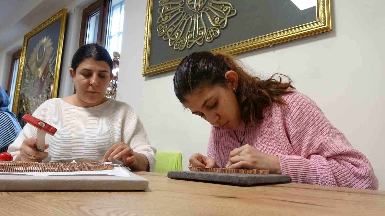 Zihinsel engelli Beyza filografi sanatıyla hayata tutunuyor
