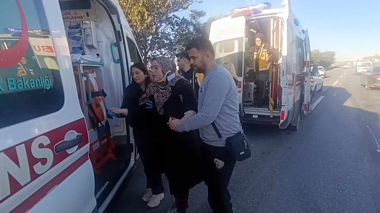 Zincirleme kazada annesi yaralanan bebek 112 görevlisinin kucağında annesini bekledi
