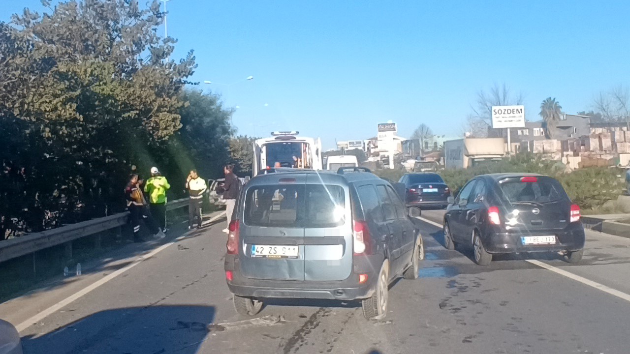 Zincirleme kazada annesi yaralanan bebek 112 görevlisinin kucağında annesini bekledi
