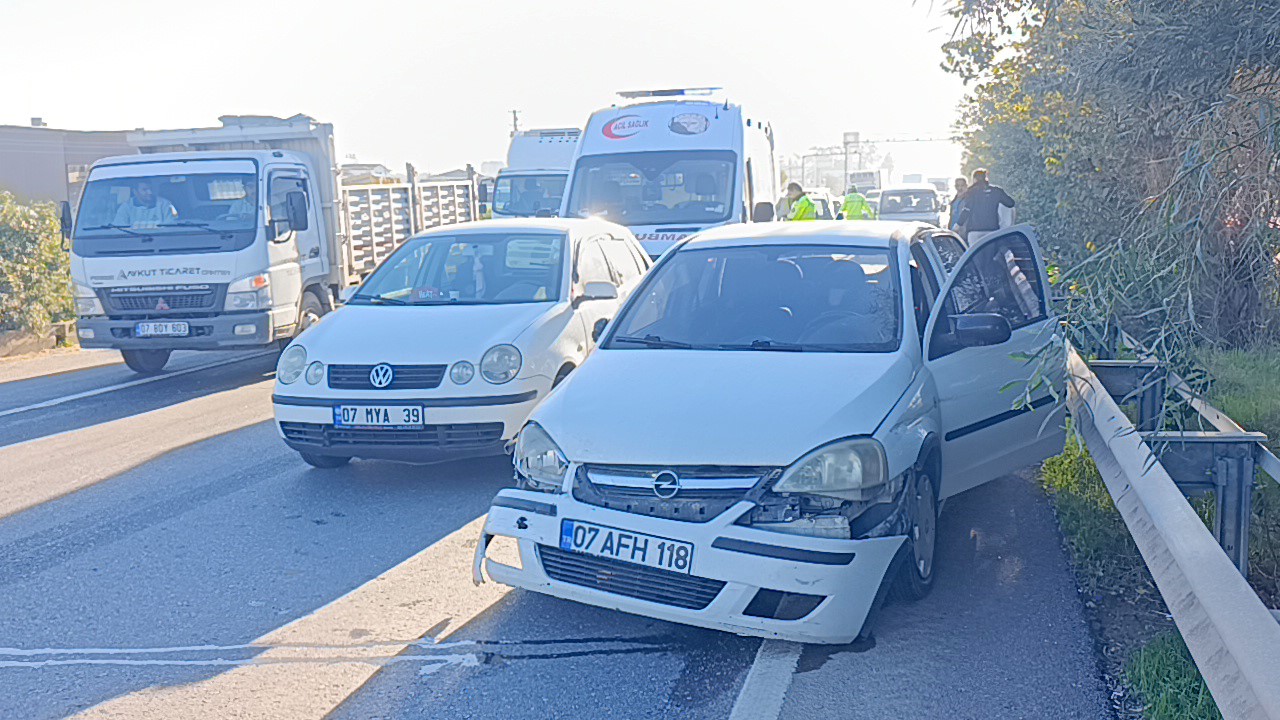 Zincirleme kazada annesi yaralanan bebek 112 görevlisinin kucağında annesini bekledi
