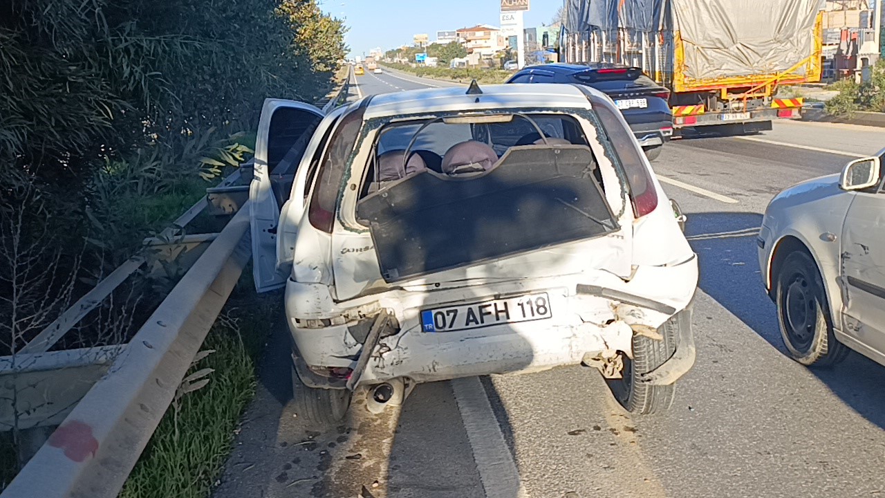 Zincirleme kazada annesi yaralanan bebek 112 görevlisinin kucağında annesini bekledi

