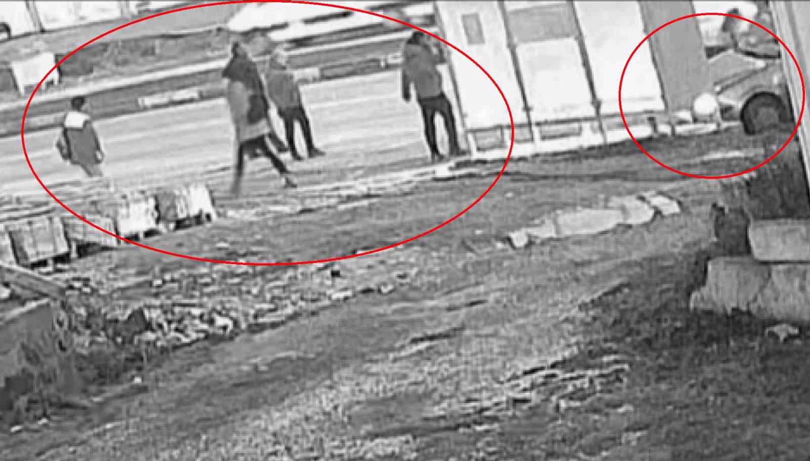 Zincirleme kazada durağa dalan otomobilden kaçarak kurtuldular: O anlar kamerada
