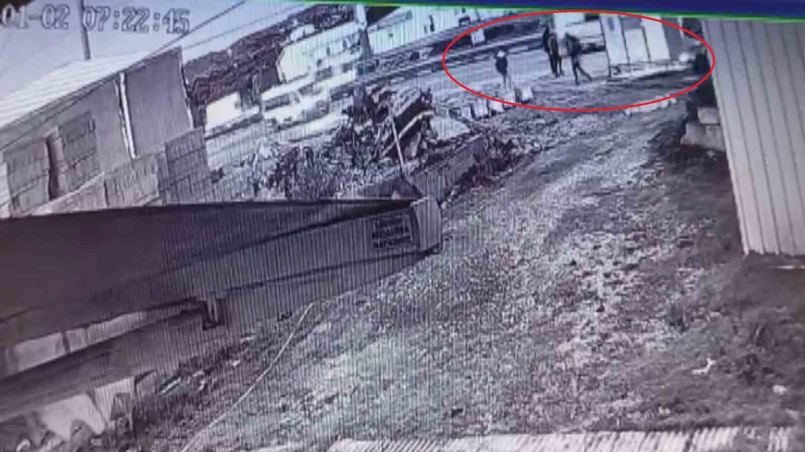 Zincirleme kazada durağa dalan otomobilden kaçarak kurtuldular: O anlar kamerada
