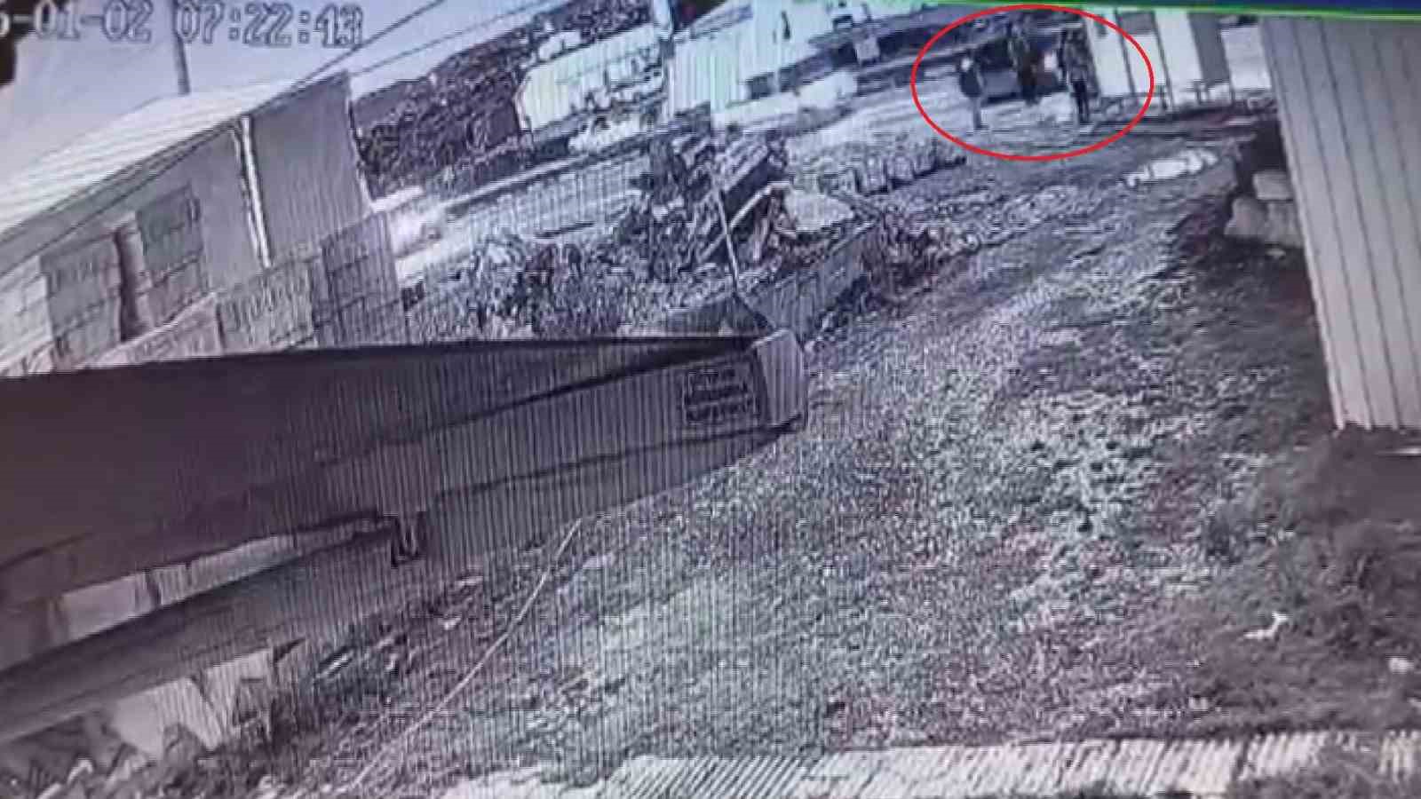 Zincirleme kazada durağa dalan otomobilden kaçarak kurtuldular: O anlar kamerada
