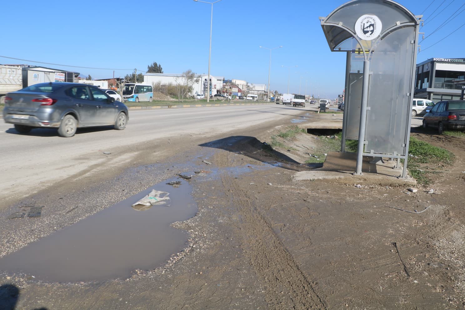 Zincirleme kazada durağa dalan otomobilden kaçarak kurtuldular: O anlar kamerada
