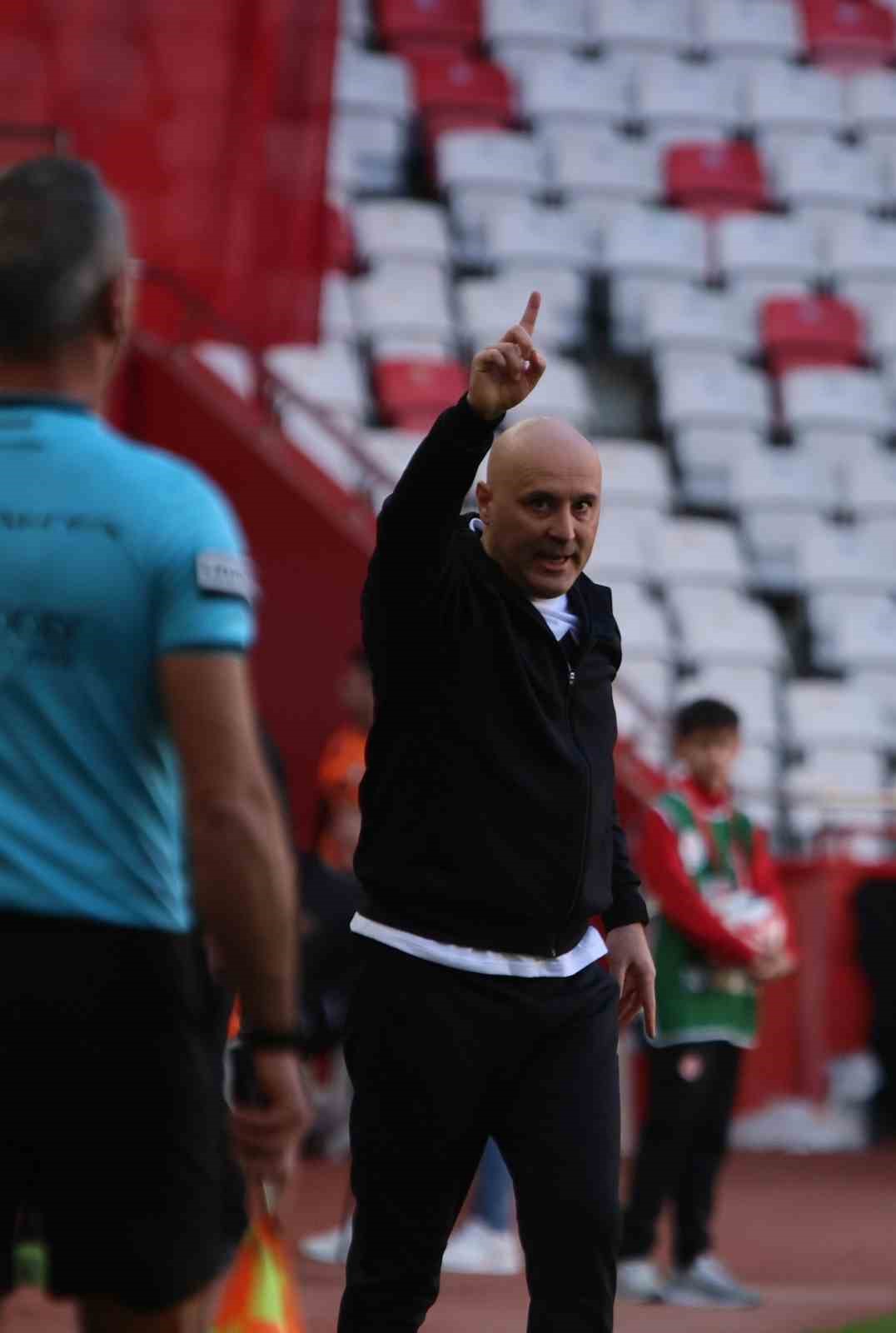 Ziraat Türkiye Kupası: Antalyaspor: 0 - Gençlerbirliği: 0 (İlk yarı)
Ziraat Türkiye Kupası: Antalyaspor: 0 - Gençlerbirliği: 0 (İlk yarı)