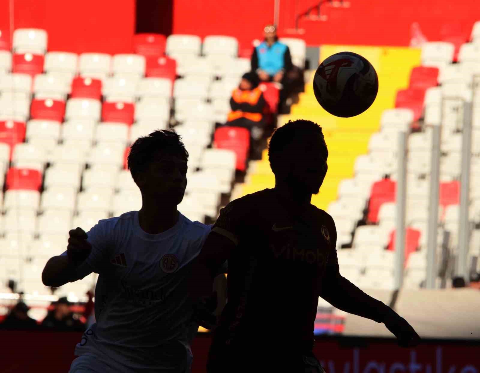 Ziraat Türkiye Kupası: Antalyaspor: 0 - Gençlerbirliği: 0 (İlk yarı)
Ziraat Türkiye Kupası: Antalyaspor: 0 - Gençlerbirliği: 0 (İlk yarı)