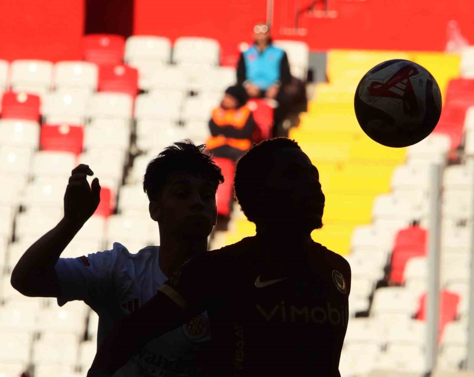 Ziraat Türkiye Kupası: Antalyaspor: 0 - Gençlerbirliği: 0 (İlk yarı)
Ziraat Türkiye Kupası: Antalyaspor: 0 - Gençlerbirliği: 0 (İlk yarı)