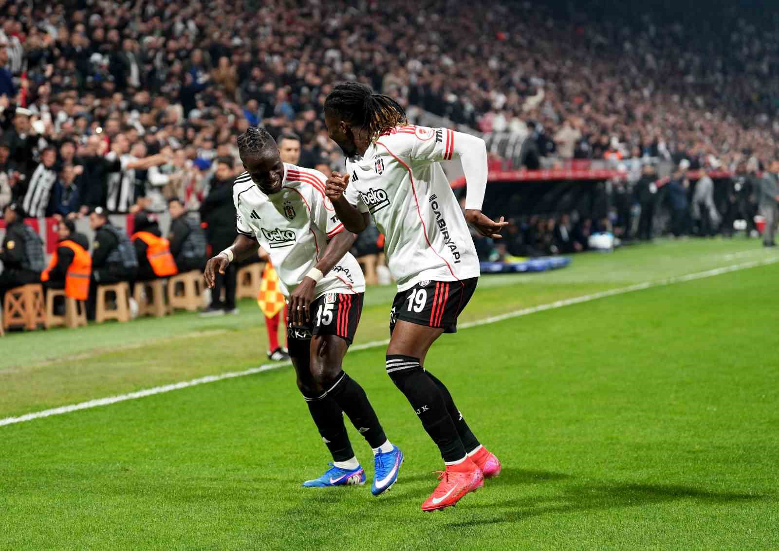 Ziraat Türkiye Kupası: Beşiktaş: 1 - Corendon Alanyaspor: 0 (İlk yarı)
