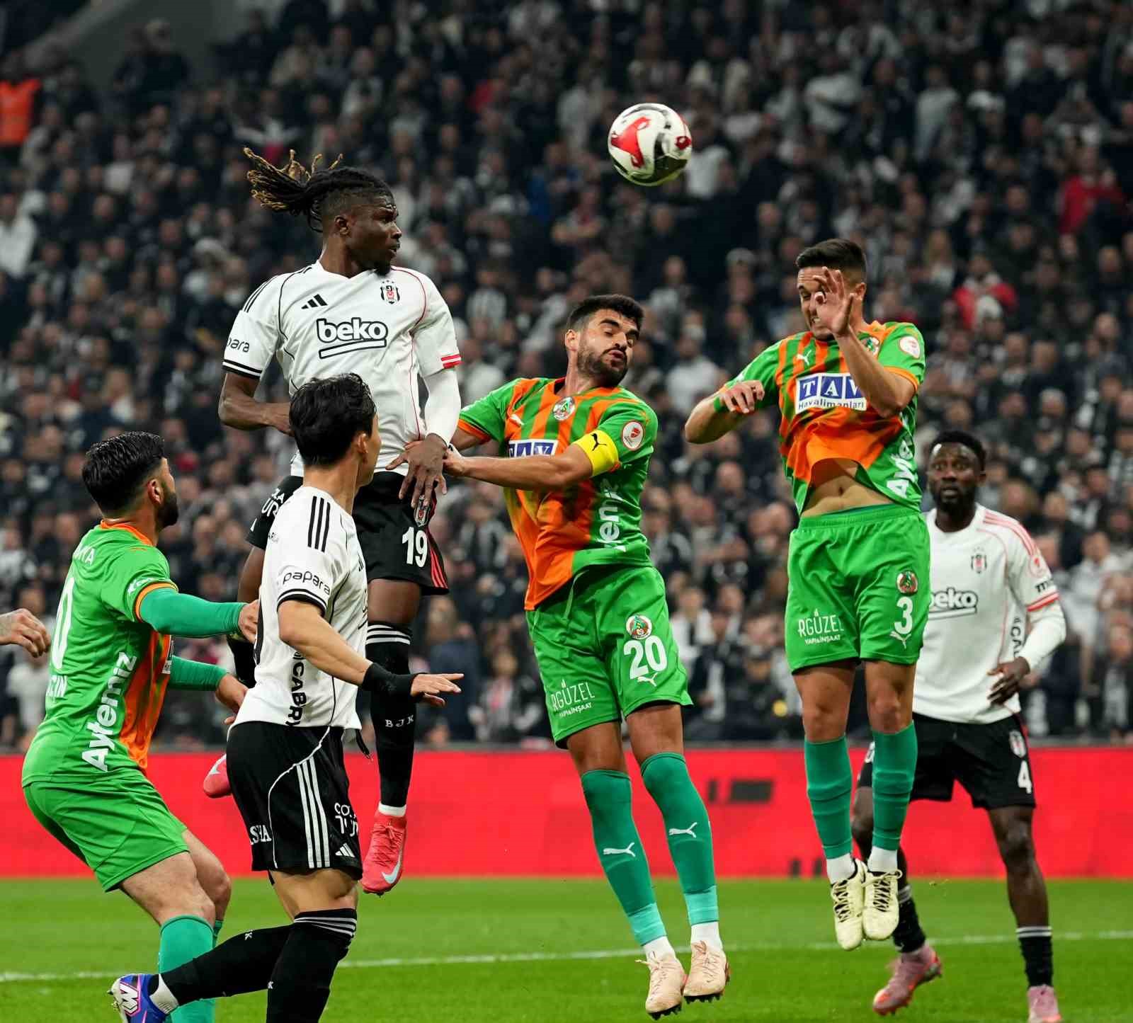 Ziraat Türkiye Kupası: Beşiktaş: 1 - Corendon Alanyaspor: 0 (İlk yarı)
