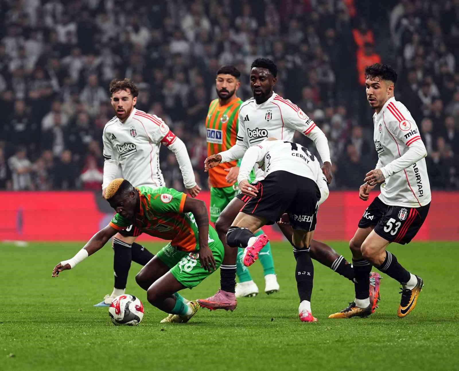Ziraat Türkiye Kupası: Beşiktaş: 1 - Corendon Alanyaspor: 0 (İlk yarı)
