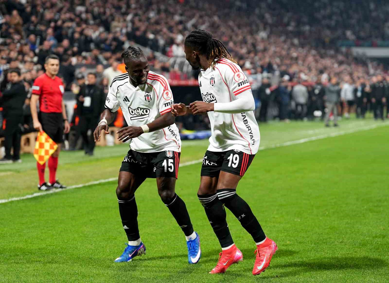 Ziraat Türkiye Kupası: Beşiktaş: 1 - Corendon Alanyaspor: 0 (İlk yarı)
