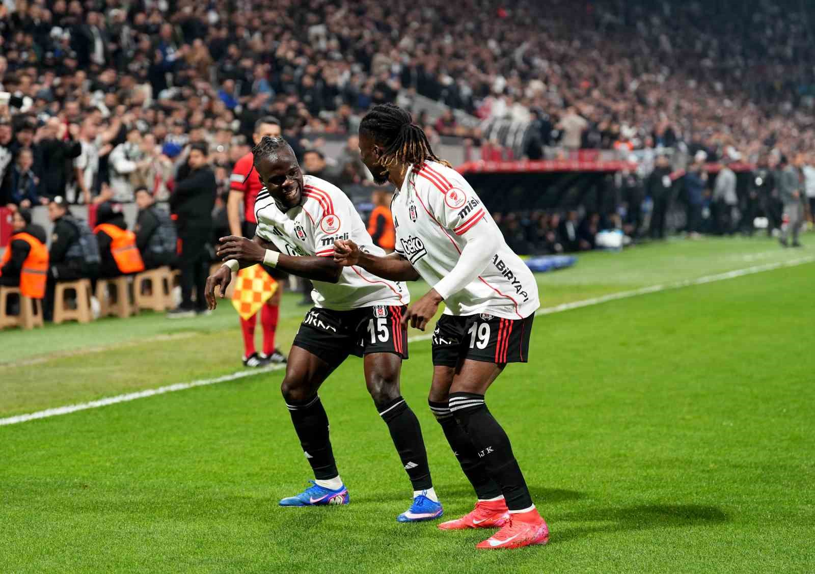 Ziraat Türkiye Kupası: Beşiktaş: 1 - Corendon Alanyaspor: 0 (İlk yarı)
