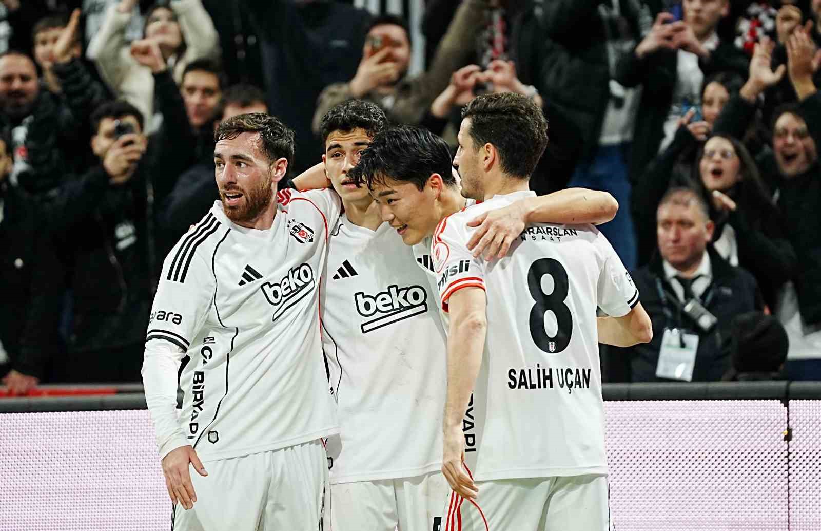 Ziraat Türkiye Kupası: Beşiktaş: 3 - Çaykur Rizespor: 0 (İlk yarı)
