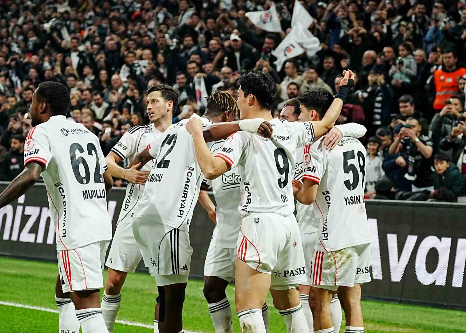 Ziraat Türkiye Kupası: Beşiktaş: 3 - Çaykur Rizespor: 0 (İlk yarı)
