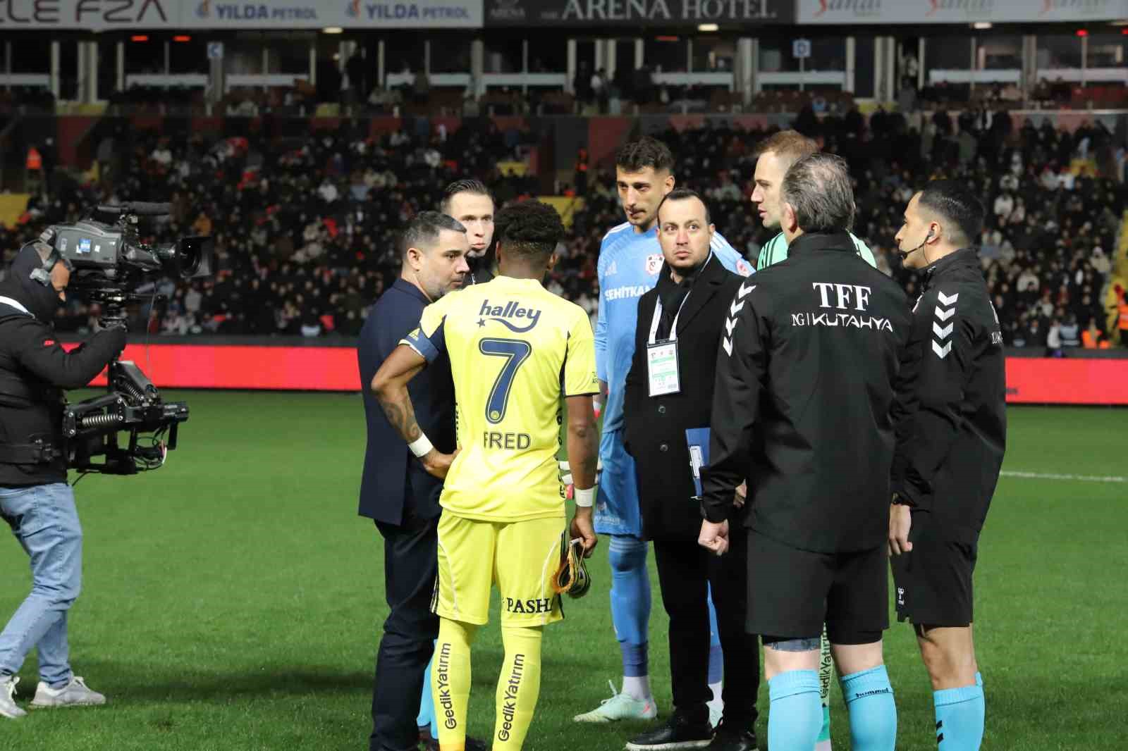 Ziraat Türkiye Kupası C Grubu’nda oynanacak olan Gaziantep FK - Fenerbahçe maçı stadın ışıklandırma sistemindeki arıza nedeniyle başlamadı.
