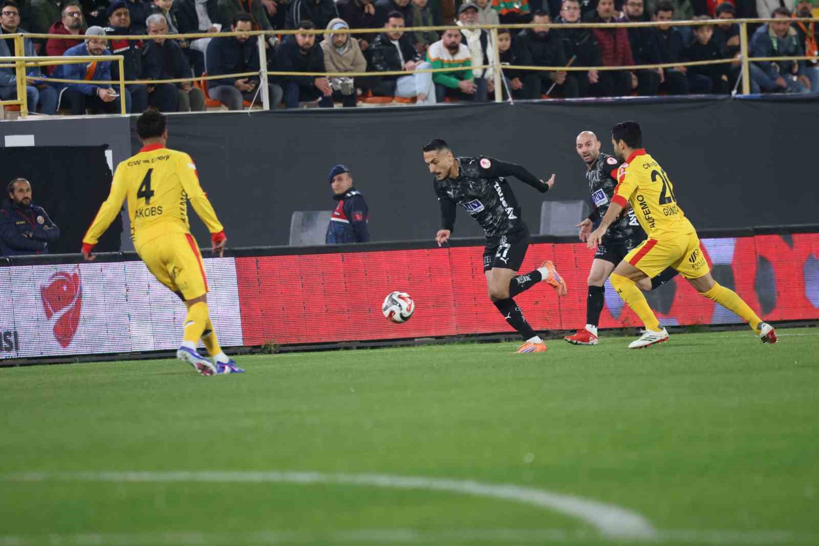 Ziraat Türkiye Kupası: Corendon Alanyaspor: 0 - Galatasaray: 2 (İlk yarı)
