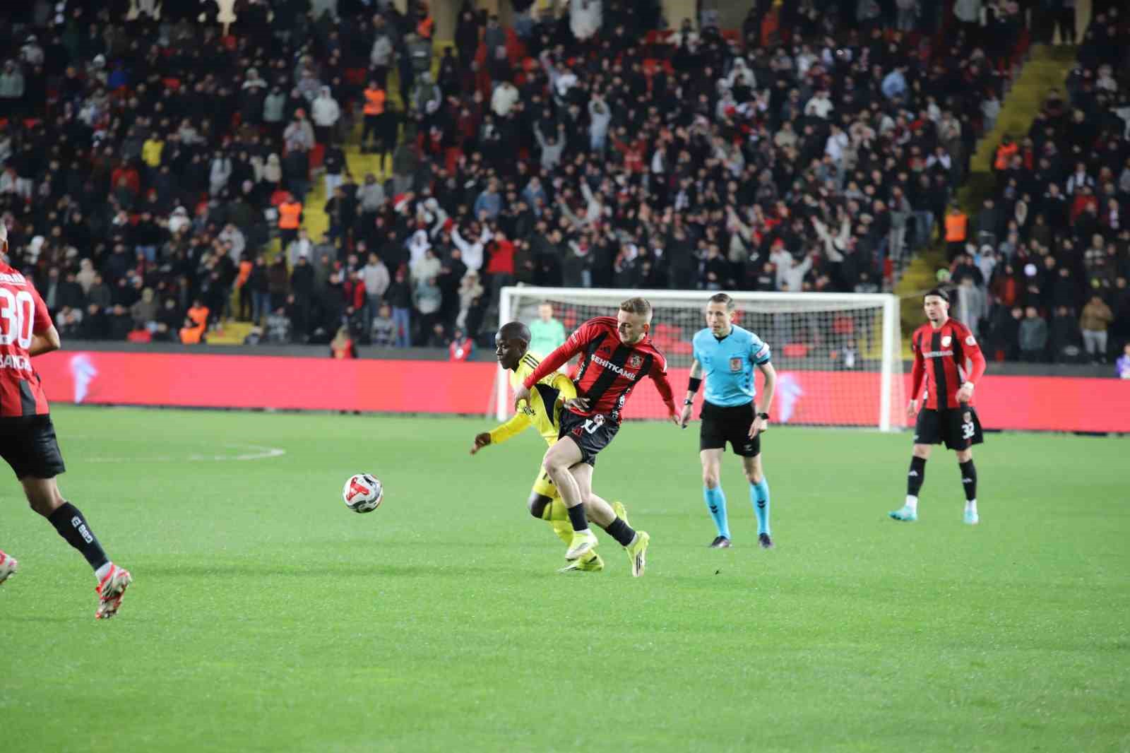 Ziraat Türkiye Kupası: Gaziantep FK: 0 - Fenerbahçe: 0 (Maç devam ediyor)
