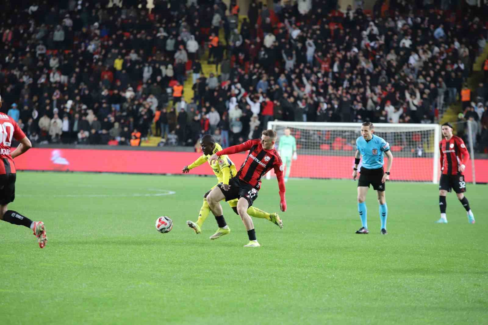Ziraat Türkiye Kupası: Gaziantep FK: 0 - Fenerbahçe: 0 (Maç devam ediyor)
