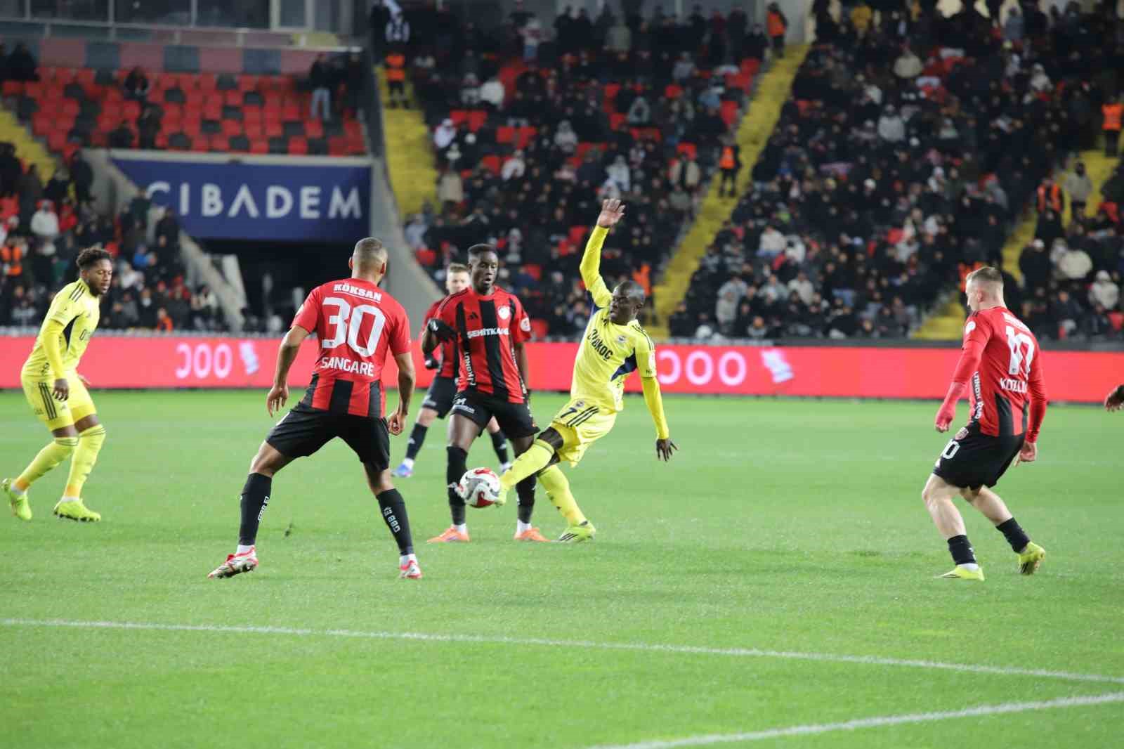 Ziraat Türkiye Kupası: Gaziantep FK: 0 - Fenerbahçe: 0 (Maç devam ediyor)
