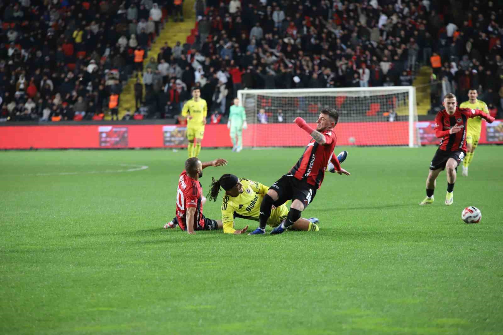 Ziraat Türkiye Kupası: Gaziantep FK: 0 - Fenerbahçe: 0 (Maç devam ediyor)
