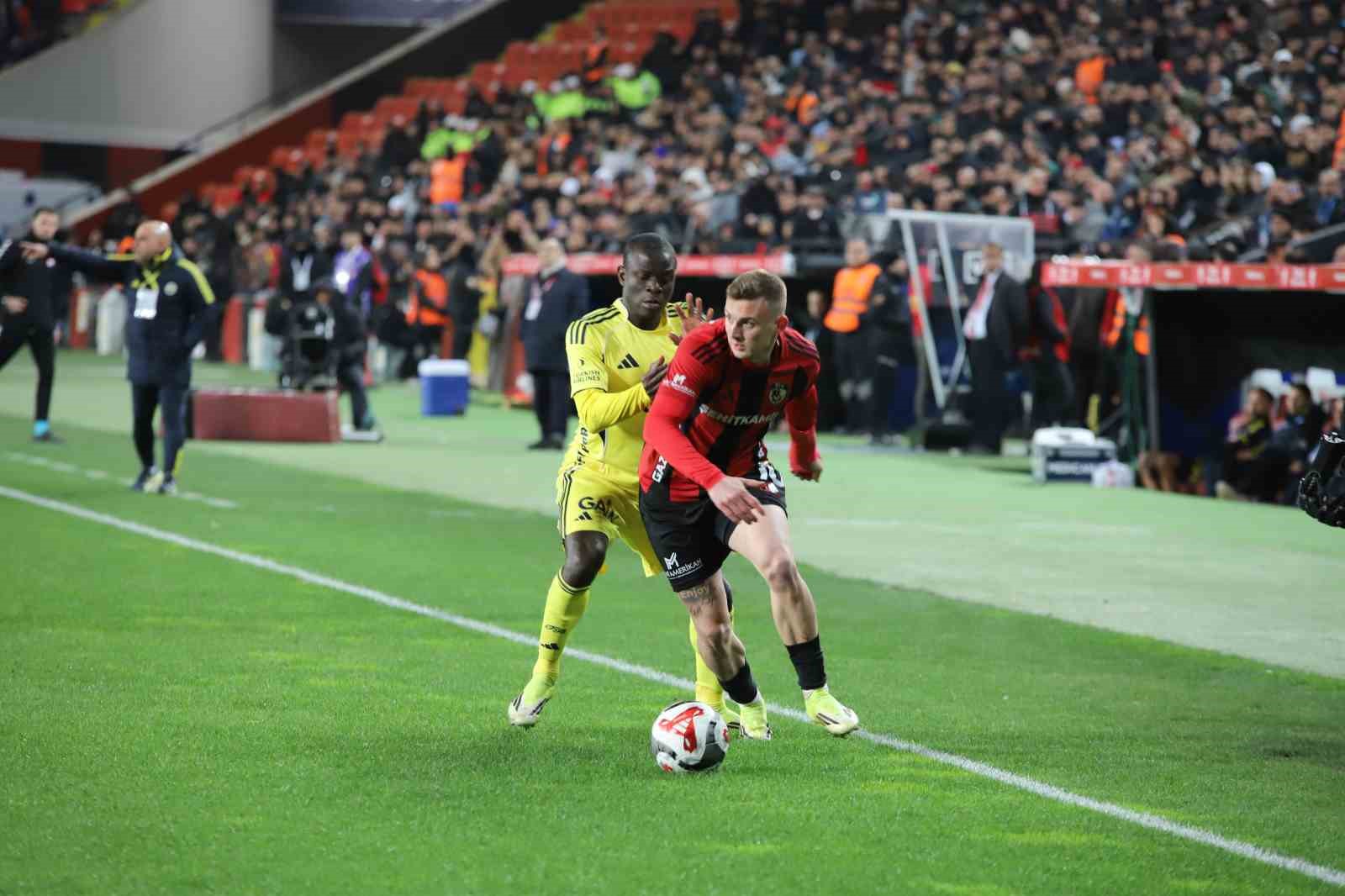 Ziraat Türkiye Kupası: Gaziantep FK: 0 - Fenerbahçe: 0 (Maç devam ediyor)
