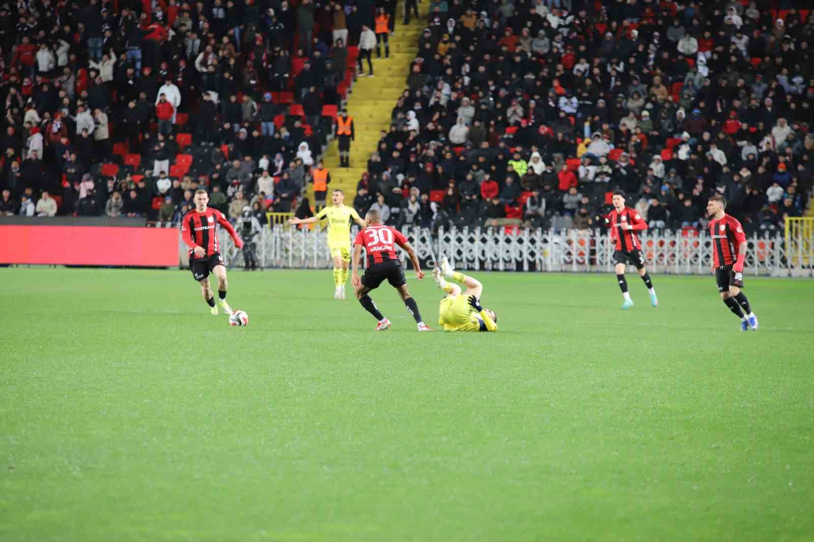Ziraat Türkiye Kupası: Gaziantep FK: 0 - Fenerbahçe: 0 (Maç devam ediyor)
