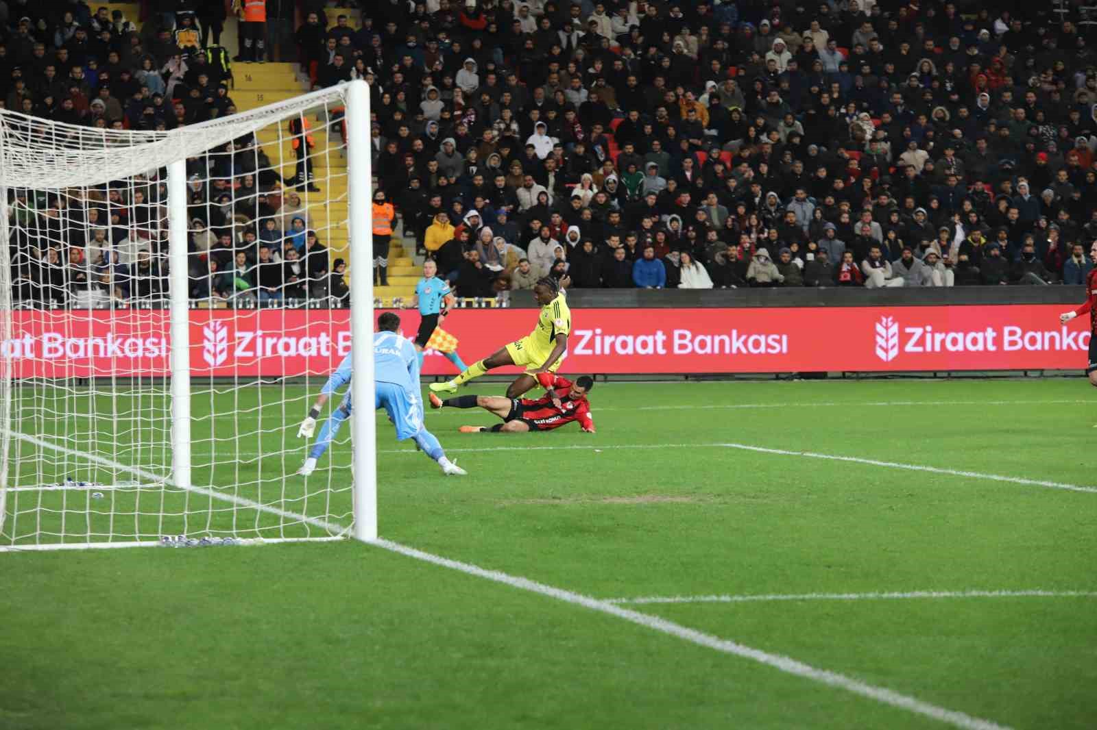 Ziraat Türkiye Kupası: Gaziantep FK: 0 - Fenerbahçe: 1 (İlk yarı)
Ziraat Türkiye Kupası: Gaziantep FK: 0 - Fenerbahçe: 1 (İlk yarı)