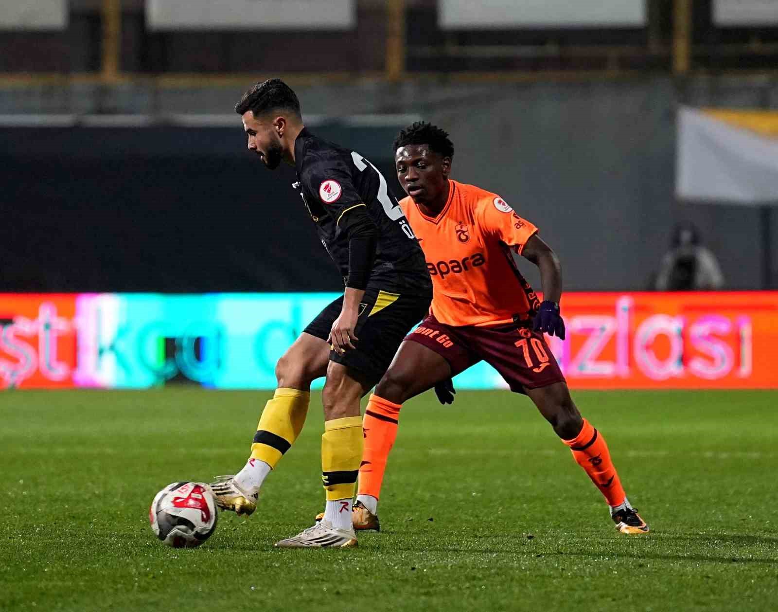 Ziraat Türkiye Kupası: İstanbulspor: 1 - Trabzonspor: 1 (İlk yarı)
