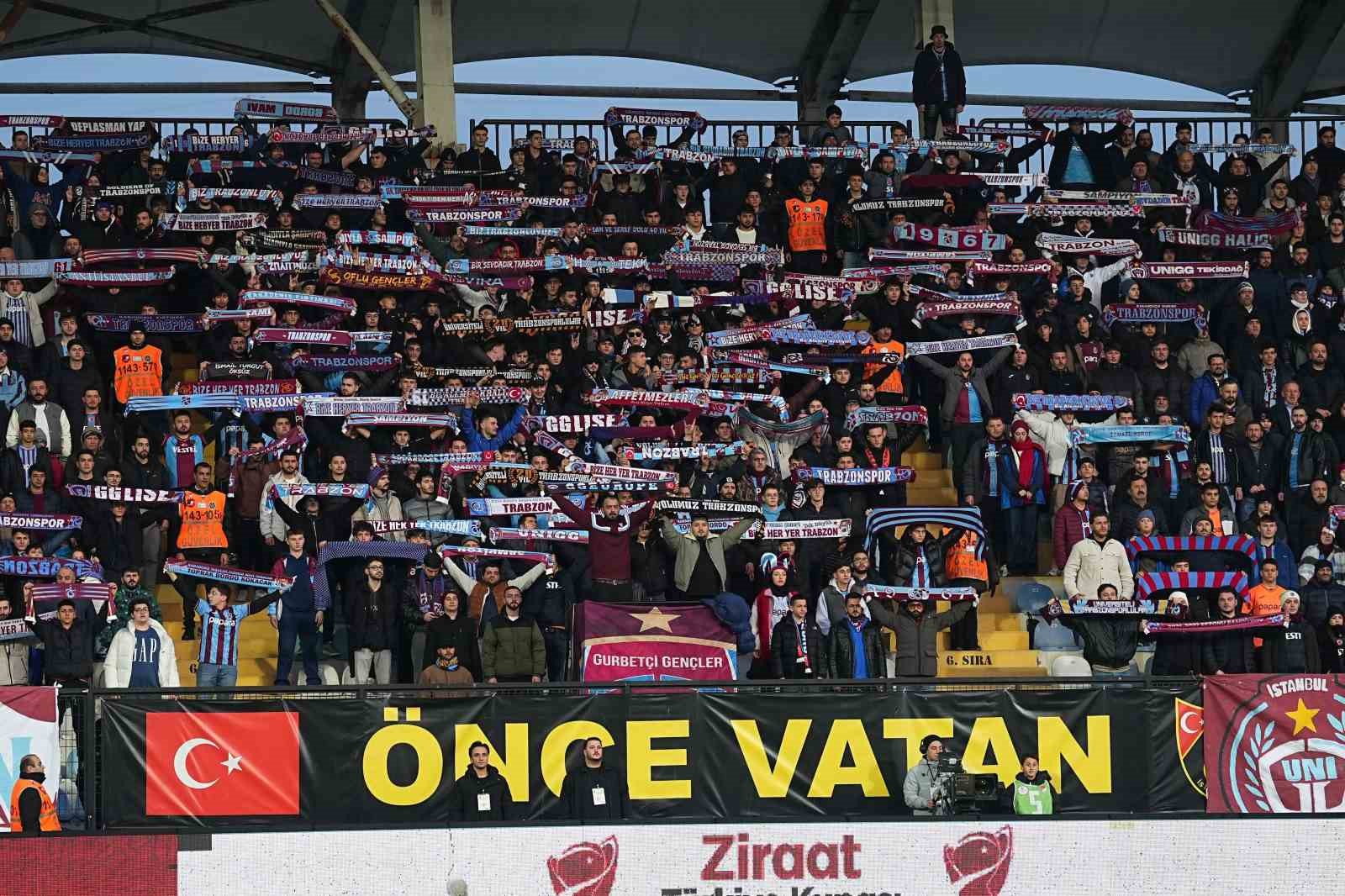 Ziraat Türkiye Kupası: İstanbulspor: 1 - Trabzonspor: 1 (İlk yarı)
